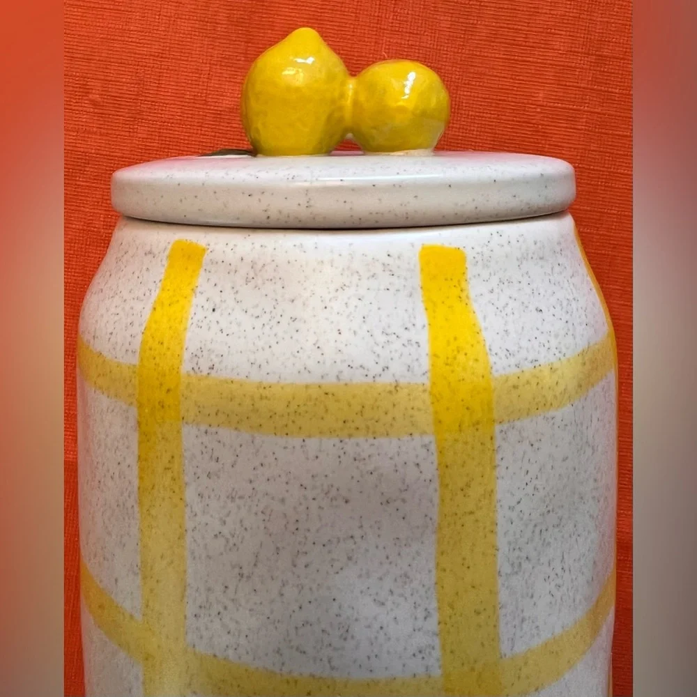 Sur La Table NIB gorgeous with a bit of whimsy 1 quart Lemon Canister with lid